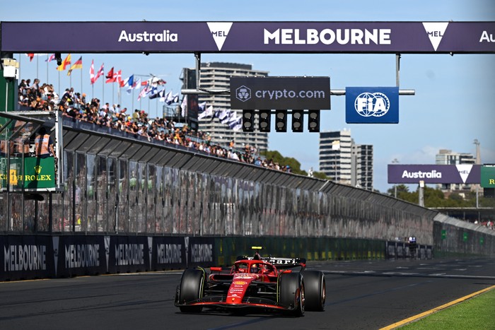 Formula One F1 - Australian Grand Prix - Melbourne Grand Prix Circuit, Melbourne, Australia - March 24, 2024 Ferraris Carlos Sainz Jr. in action during the race REUTERS/Jaimi Joy
