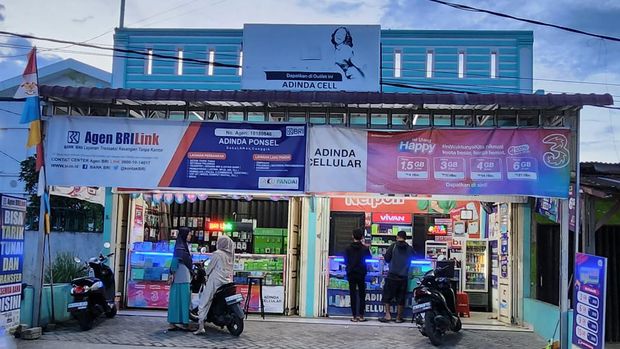 Dinda Ponsel dan Agen BRILink (Foto: Dok. BRI Medan)
