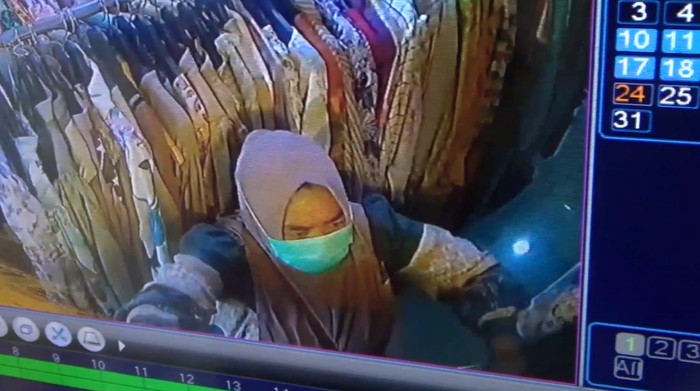 Emak-emak curi baju di sebuah butik di Kabupaten Maros.