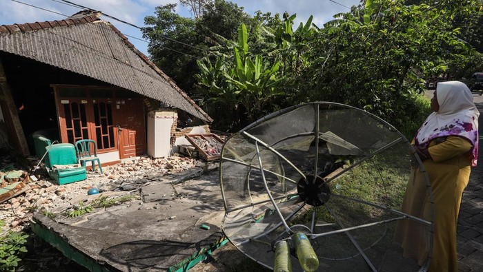 Warga membersihkan puing-puing bangunan rumah yang rusak akibat gempa di Desa Suwari, Sangkapura, Pulau Bawean, Gresik, Jawa Timur, Minggu (24/3/2024). Badan Penanggulangan Bencana Daerah (BPBD) Gresik mencatat sebanyak 4.085 rumah, 138 rumah ibadah, 68 sekolah, dan 12 perkantoran di Kecamatan Sangkapura dan Tambak mengalami kerusakan akibat gempa bumi yang berpusat di Kabupaten Tuban, Jawa Timur. ANTARA FOTO/Rizal Hanafi/Spt.