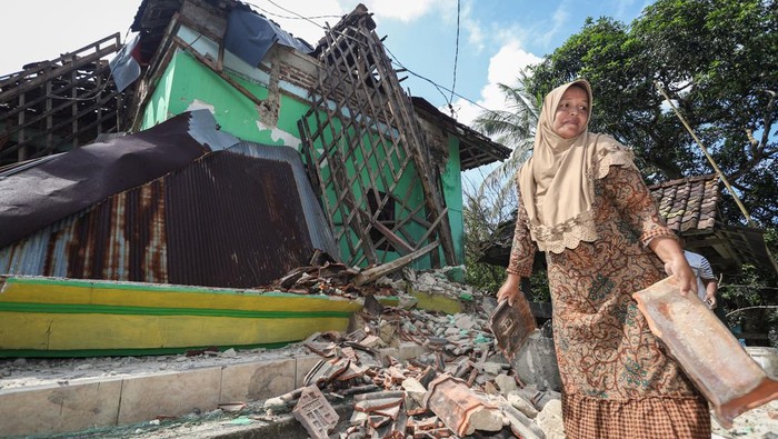 Guncangan Gempa Merusak Ribuan Rumah di Bawean Warga membersihkan puing-puing bangunan rumah yang rusak akibat gempa di Desa Suwari, Sangkapura, Pulau Bawean, Gresik, Jawa Timur, Minggu (24/3/2024). Badan Penanggulangan Bencana Daerah (BPBD) Gresik mencatat sebanyak 4.085 rumah, 138 rumah ibadah, 68 sekolah, dan 12 perkantoran di Kecamatan Sangkapura dan Tambak mengalami kerusakan akibat gempa bumi yang berpusat di Kabupaten Tuban, Jawa Timur. ANTARA FOTO/Rizal Hanafi/Spt.