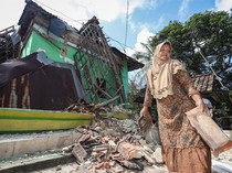 Guncangan Gempa Merusak Ribuan Rumah di Bawean