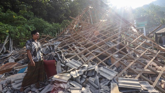 Warga membersihkan puing-puing bangunan rumah yang rusak akibat gempa di Desa Suwari, Sangkapura, Pulau Bawean, Gresik, Jawa Timur, Minggu (24/3/2024). Badan Penanggulangan Bencana Daerah (BPBD) Gresik mencatat sebanyak 4.085 rumah, 138 rumah ibadah, 68 sekolah, dan 12 perkantoran di Kecamatan Sangkapura dan Tambak mengalami kerusakan akibat gempa bumi yang berpusat di Kabupaten Tuban, Jawa Timur. ANTARA FOTO/Rizal Hanafi/Spt.
