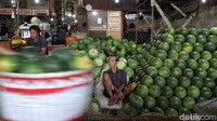 Menurut pedagang harga buah dan jumlah permintan buah-buahan mulai anjlok saat Ramadan tahun ini.