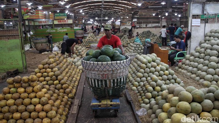 Sejumlah pedagang berjualan buah-buahan di Pasar Kramat Jati, Minggu (24/3/2024).