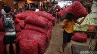 Sejumlah pedagang beraktivitas di kawasan  Pasar Kramat Jati, Jakarta Timur, Minggu (24/3/2024).