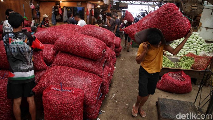 Sejumlah pedagang beraktivitas di kawasan  Pasar Kramat Jati, Jakarta Timur, Minggu (24/3/2024).