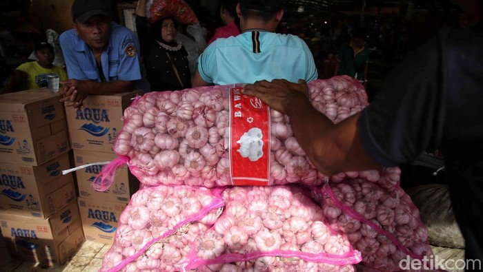 Sejumlah pedagang beraktivitas di kawasan  Pasar Kramat Jati, Jakarta Timur, Minggu (24/3/2024).