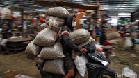 Menurut pedagang harga bahan pokok sayur-sayuran mengalami kenaikan harga.