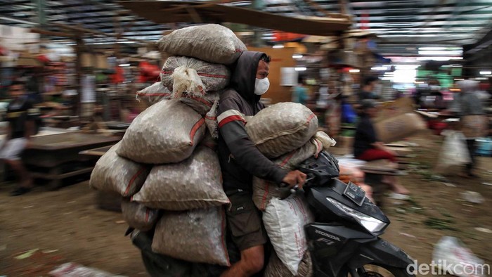 Sejumlah pedagang beraktivitas di kawasan  Pasar Kramat Jati, Jakarta Timur, Minggu (24/3/2024).