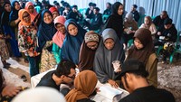 Kegiatan sosial ini diawali dengan kegiatan berkendara (riding) skutik bersama ratusan anggota komunitas pengguna motor Yamaha sambil berbagi paket sembako kepada masyarakat yang membutuhkan.