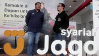 Tak hanya itu edukasi tentang keuangan syariah kepada peserta riding maupun masyarakat pun tak luput diberikan untuk mengisi waktu. Head of Sharia Sales Management PT Bank Jago Tbk Roy Iskandar (kanan) berbincang dengan Koordinator Area Marketing Development (AMD) Yamaha.