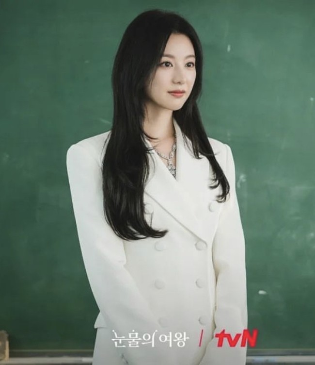 Seperti kali ini ia memakai double breasted blazer dengan tone off white yang rapi dan profesional. Setelan serba putih bisa membuat gayamu terlihat beda dan elegan saat ke kantor. Foto: Instagram @queenoftears_tvn