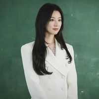 Seperti kali ini ia memakai double breasted blazer dengan tone off white yang rapi dan profesional. Setelan serba putih bisa membuat gayamu terlihat beda dan elegan saat ke kantor. Foto: Instagram @queenoftears_tvn