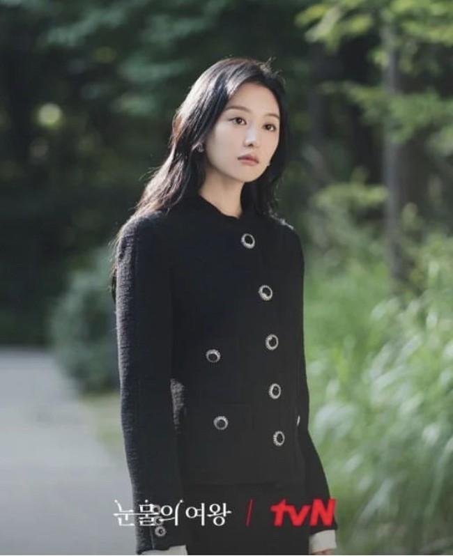 Jika tak suka warna putih maka beralih ke lawannya, serba hitam. Pilihan blazer dengan kancing hidup yang ikonik mampu menciptakan gaya profesional dan modern. Foto: Instagram @queenoftears_tvn