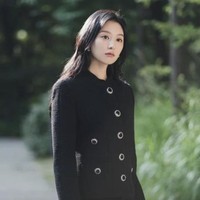 Jika tak suka warna putih maka beralih ke lawannya, serba hitam. Pilihan blazer dengan kancing hidup yang ikonik mampu menciptakan gaya profesional dan modern. Foto: Instagram @queenoftears_tvn