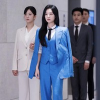 Lihat pula gaya Kim Ji Won dengan setelan kemeja putih, vest dan celana biru muda. Tambahan blazer di pundak serta dasi hitam panjang membuat penampilannya tampak mendominasi. Foto: Instagram @queenoftears_tvn