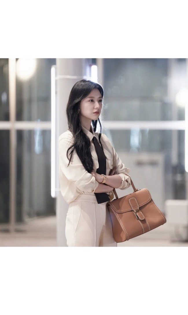 Jika ingin gaya yang lebih semi formal bisa memilih setelan kemeja oversized dan celana putih. Lihat bagaimana dasi hitam bisa membuat gaya Kim Ji Won tampak lebih keren. Foto: Instagram @queenoftears_tvn