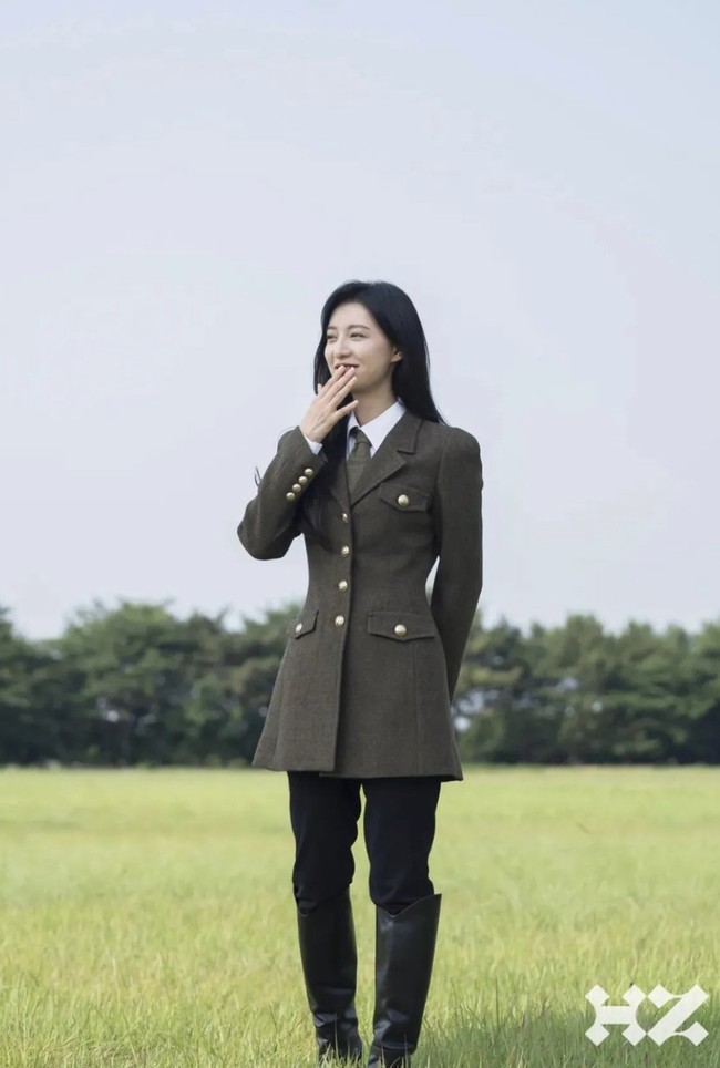 Kalau mau gaya monokrom, coba kemeja putih, blazer lumut, dengan dasi panjang warna senada. Coba sesekali kamu bergaya dengan dasi panjang yang ternyata bisa menambah kesan keren dan profesional. Foto: Instagram @queenoftears_tvn