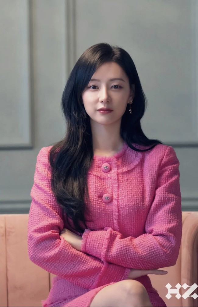 Bagi kamu pecinta gaya feminin, tak apa lho sesekali memilih setelan tweed blazer dan rok warna shocking pink seperti Kim Ji Won. Tentu memberikan kesan lebih atraktif. Foto: Instagram @queenoftears_tvn