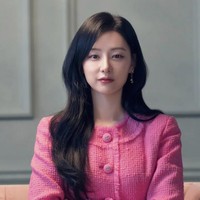 Bagi kamu pecinta gaya feminin, tak apa lho sesekali memilih setelan tweed blazer dan rok warna shocking pink seperti Kim Ji Won. Tentu memberikan kesan lebih atraktif. Foto: Instagram @queenoftears_tvn