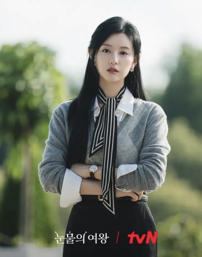 Gaya kasual yang keren ke kantor juga bisa menambahkan knitted sweater warna monokrom dipadu kemeja putih. Lihat bagaimana Kim Ji Won melilitkan syal hitam-putih di leher yang membuat penampilan semakin stylish. Foto: Instagram @queenoftears_tvn
