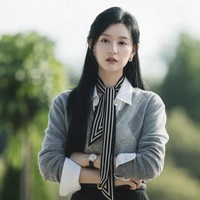 Gaya kasual yang keren ke kantor juga bisa menambahkan knitted sweater warna monokrom dipadu kemeja putih. Lihat bagaimana Kim Ji Won melilitkan syal hitam-putih di leher yang membuat penampilan semakin stylish. Foto: Instagram @queenoftears_tvn