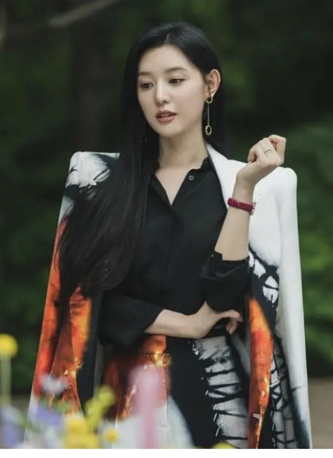 Punya printer blazer di rumah? Jangan ragu memadukannya untuk ke kantor. Kamu bisa mengombinasikan kemeja hitam agar lebih netral saat dipadu dengan printed blazer yang playful. Foto: Instagram @queenoftears_tvn