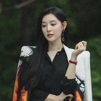 Punya printer blazer di rumah? Jangan ragu memadukannya untuk ke kantor. Kamu bisa mengombinasikan kemeja hitam agar lebih netral saat dipadu dengan printed blazer yang playful. Foto: Instagram @queenoftears_tvn