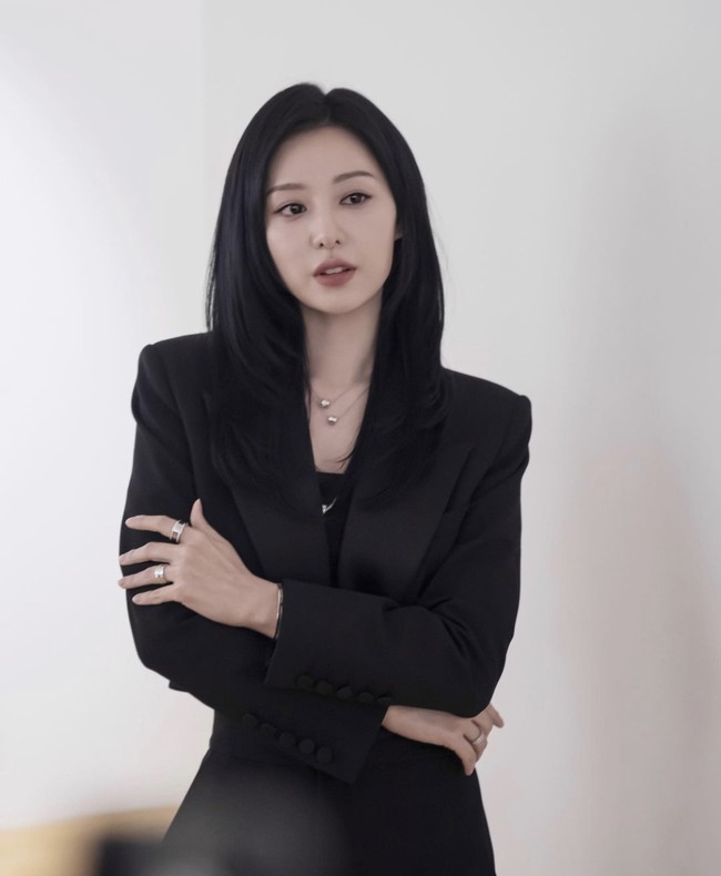 Penampilan Kim Ji Won di drama Queen of Tears menyita perhatian publik karena gayanya yang stylish saat ke kantor. Namun banyak orang berspekulasi kalau gayanya mirip putri pewarin Samsung, Lee Boo Jin. Foto: Instagram @queenoftears_tvn