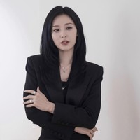 Penampilan Kim Ji Won di drama Queen of Tears menyita perhatian publik karena gayanya yang stylish saat ke kantor. Namun banyak orang berspekulasi kalau gayanya mirip putri pewarin Samsung, Lee Boo Jin. Foto: Instagram @queenoftears_tvn