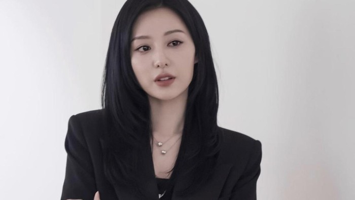 Inspirasi Gaya Kantoran aLa Kim Ji Won di Queen of Tears Inspirasi Gaya Kantoran aLa Kim Ji Won di Queen of Tears