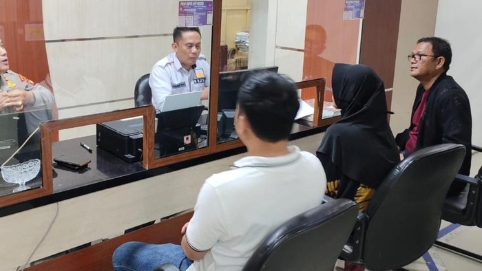 Istri Aiptu FN, DS lapor ke SPKT Polda Sumsel didampingi kuasa hukum.