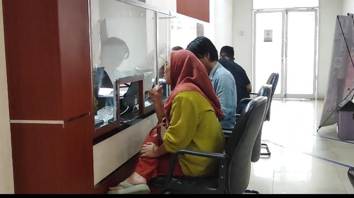 Istri Debt Collector saat melapor ke Polda Sumsel