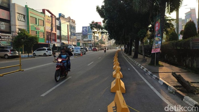 Jalan Letkol Iskandar tepat di depan Palembang Indah Mall (PIM) dipasang barrier