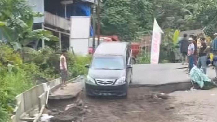 Jalan Poros Barru-Soppeng amblas.