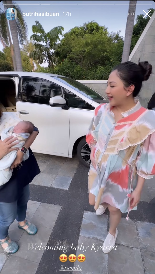 Melahirkan secara caesar, terlihat Jessica yang tampak belum begitu nyaman dan masih memegang perutnya saat berjalan. Meski demikian dirinya tetap terlihat cantik dan menawan meski baru saja melahirkan anak pertamanya. Foto: Instagram/@putrihasibuan