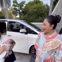 Melahirkan secara caesar, terlihat Jessica yang tampak belum begitu nyaman dan masih memegang perutnya saat berjalan. Meski demikian dirinya tetap terlihat cantik dan menawan meski baru saja melahirkan anak pertamanya. Foto: Instagram/@putrihasibuan