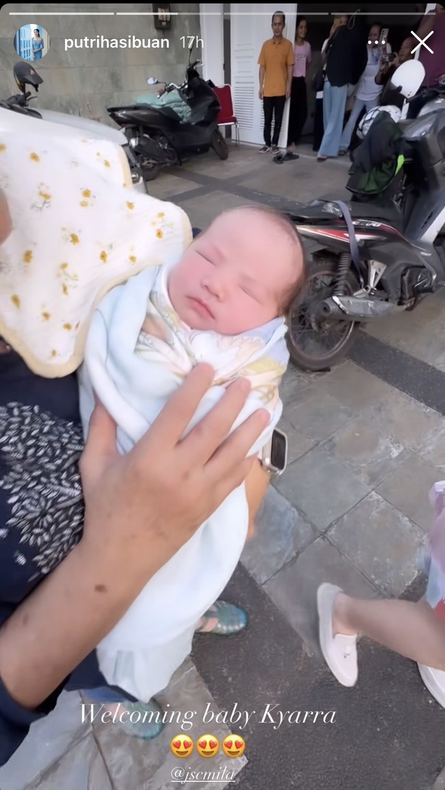 Ketika turun dari mobil baby Kyarra tampak digendong oleh ibunda Jessica, Magdalena Jane Baker. Nyaman digendong sang nenek, baby Kyarra terlihat cantik tertidur pulas. Foto: Instagram/@putrihasibuan