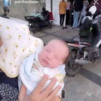 Ketika turun dari mobil baby Kyarra tampak digendong oleh ibunda Jessica, Magdalena Jane Baker. Nyaman digendong sang nenek, baby Kyarra terlihat cantik tertidur pulas. Foto: Instagram/@putrihasibuan