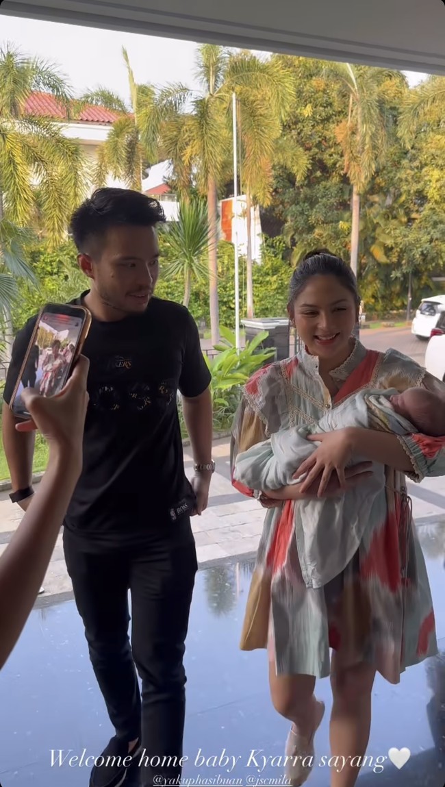 Memasuki rumah, Jessica tampak sudah menggendong sendiri putri kecilnya. Ia berjalan berdampingan dengan sang suami, Yakup Hasibuan. Ekspresi bahagia terlihat jelas di wajah wanita 31 tahun itu. Foto: Instagram/@pettyhasibuan