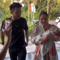 Memasuki rumah, Jessica tampak sudah menggendong sendiri putri kecilnya. Ia berjalan berdampingan dengan sang suami, Yakup Hasibuan. Ekspresi bahagia terlihat jelas di wajah wanita 31 tahun itu. Foto: Instagram/@pettyhasibuan