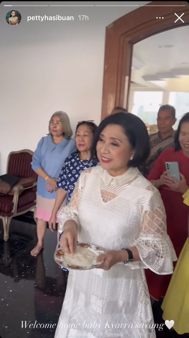 Rupanya kehadiran Jessica Mila dan baby Kyarra sudah ditunggu oleh para anggota keluarga. Kedatangannya pun langsung disambut oleh ibunda Yakup, Norwati Damanik dan keluarga yang sudah hadir berkumpul. Foto: Instagram/@pettyhasibuan