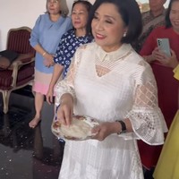 Rupanya kehadiran Jessica Mila dan baby Kyarra sudah ditunggu oleh para anggota keluarga. Kedatangannya pun langsung disambut oleh ibunda Yakup, Norwati Damanik dan keluarga yang sudah hadir berkumpul. Foto: Instagram/@pettyhasibuan