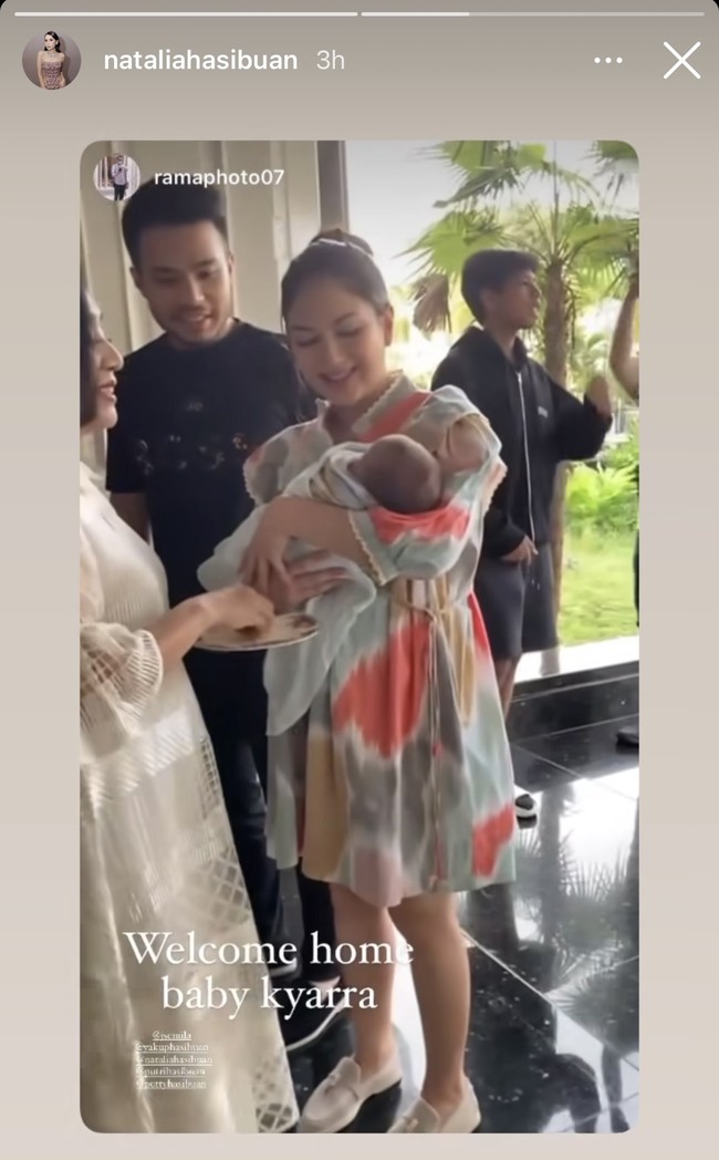 Jessica Mila sendiri tampil cantik mengenakan dress warna-warni. Penampilannya terlihat simpel dengan rambut yang dicepol ke atas. Foto: Instagram/@nataliahasibuan