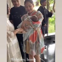 Jessica Mila sendiri tampil cantik mengenakan dress warna-warni. Penampilannya terlihat simpel dengan rambut yang dicepol ke atas. Foto: Instagram/@nataliahasibuan