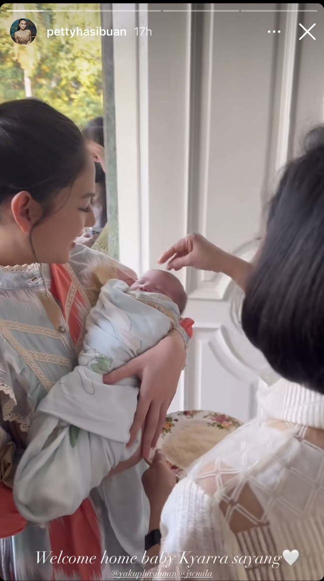 Sebelum memasuki rumah, ibunda Yakup, Norwati Damanik tampak menyambut cucu, menantu, dan anaknya dengan tradisi adat Batak. Terlihat ia meletakkan beberapa butir beras ke kepala baby Kyarra yang tengah tertidur digendong Jessica. Foto: Instagram/@pettyhasibuan