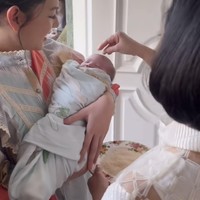 Sebelum memasuki rumah, ibunda Yakup, Norwati Damanik tampak menyambut cucu, menantu, dan anaknya dengan tradisi adat Batak. Terlihat ia meletakkan beberapa butir beras ke kepala baby Kyarra yang tengah tertidur digendong Jessica. Foto: Instagram/@pettyhasibuan