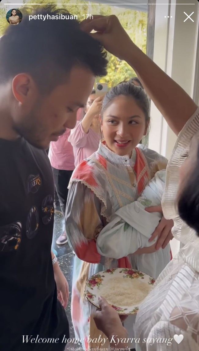 Tak hanya baby Kyarra, Jessica dan Yakup pun juga mendapat beberapa butir beras yang ditaburkan di kepalanya. Prosesi tersebut disebut boras sipir ni tondi yang merupakan adat penyambutan anggota baru di rumah. Foto: Instagram/@pettyhasibuan