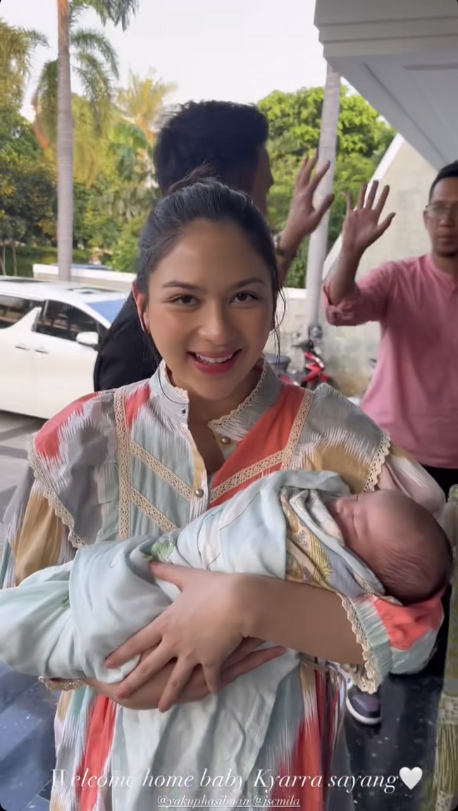 Jessica Mila telah melahirkan putri pertamanya dengan Yakup Hasibuan pada 20 Maret 2024. Setelah beberapa hari di rumah sakit akhirnya Jessica dan sang putri, baby Kyarra pulang ke rumah. Foto: Instagram/@pettyhasibuan